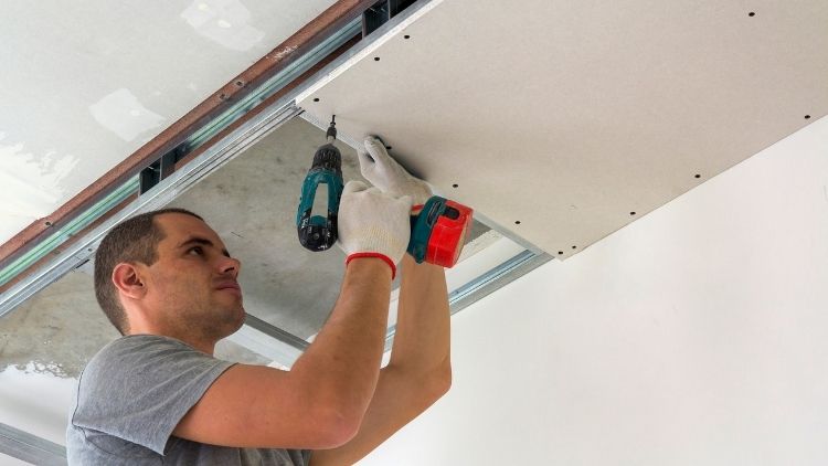 Fixing the drywall to the ceiling