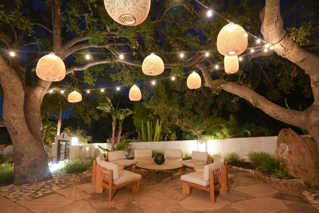 https://handymanconnection.com/wp-content/uploads/2017/05/Landscape-garden-lighting-KateAnneDesign-ChristanDurocher-5-1024x684-1.jpg