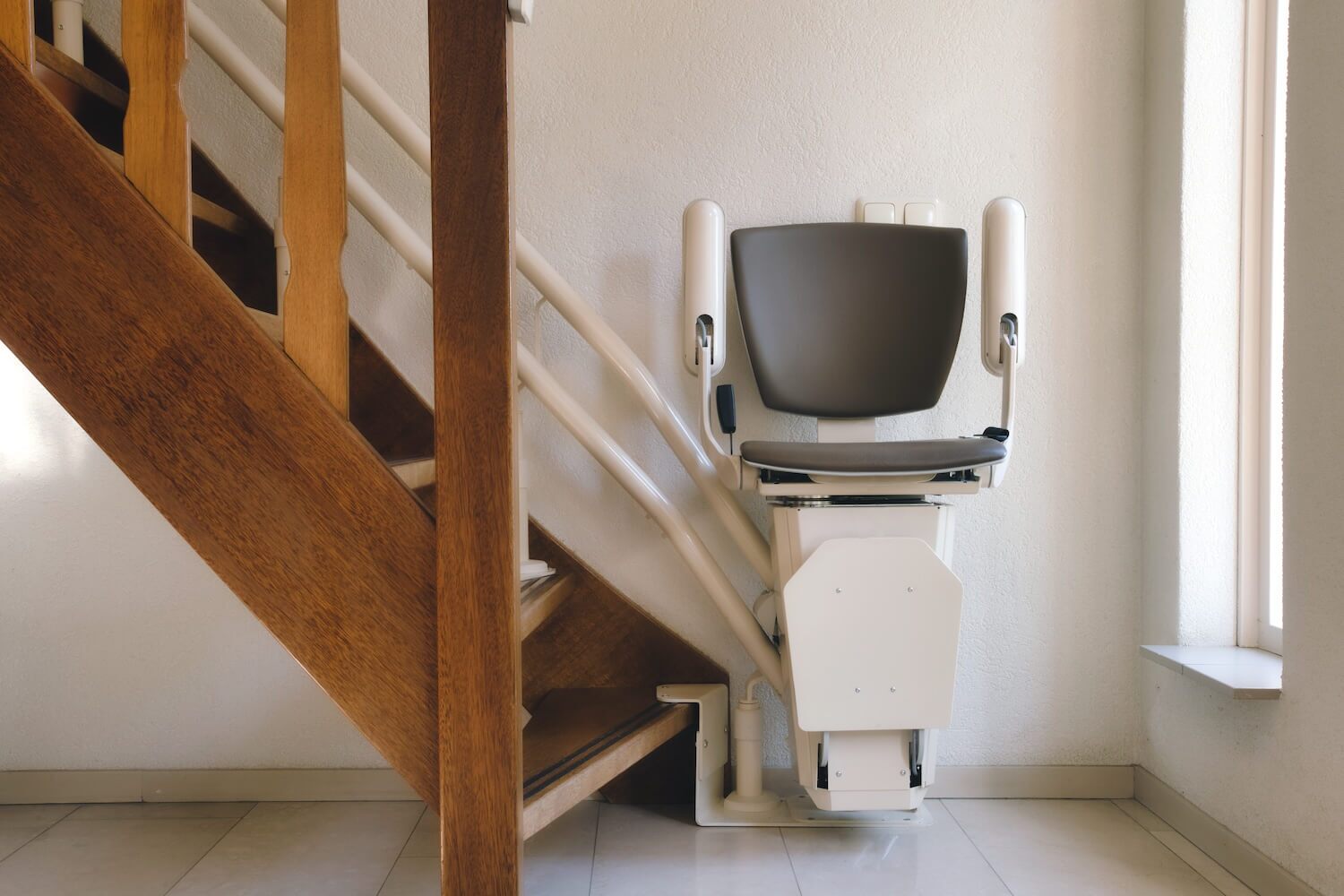 https://handymanconnection.com/wp-content/uploads/2022/11/Stair-Lifts-101_-All-You-Need-to-Know-About-Installation-and-Maintenance.jpg